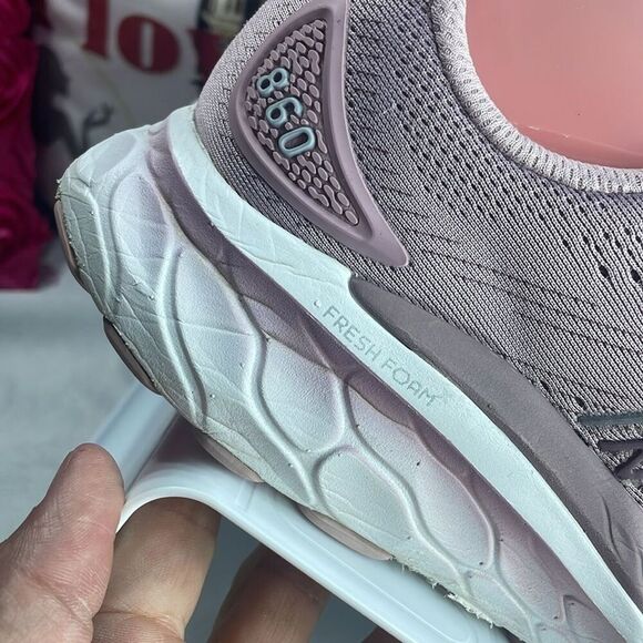 (A) NEW BALANCE WOMEN'S 860 V13, size 11 women’s/ 9.5 men’s - Picture 11 of 15